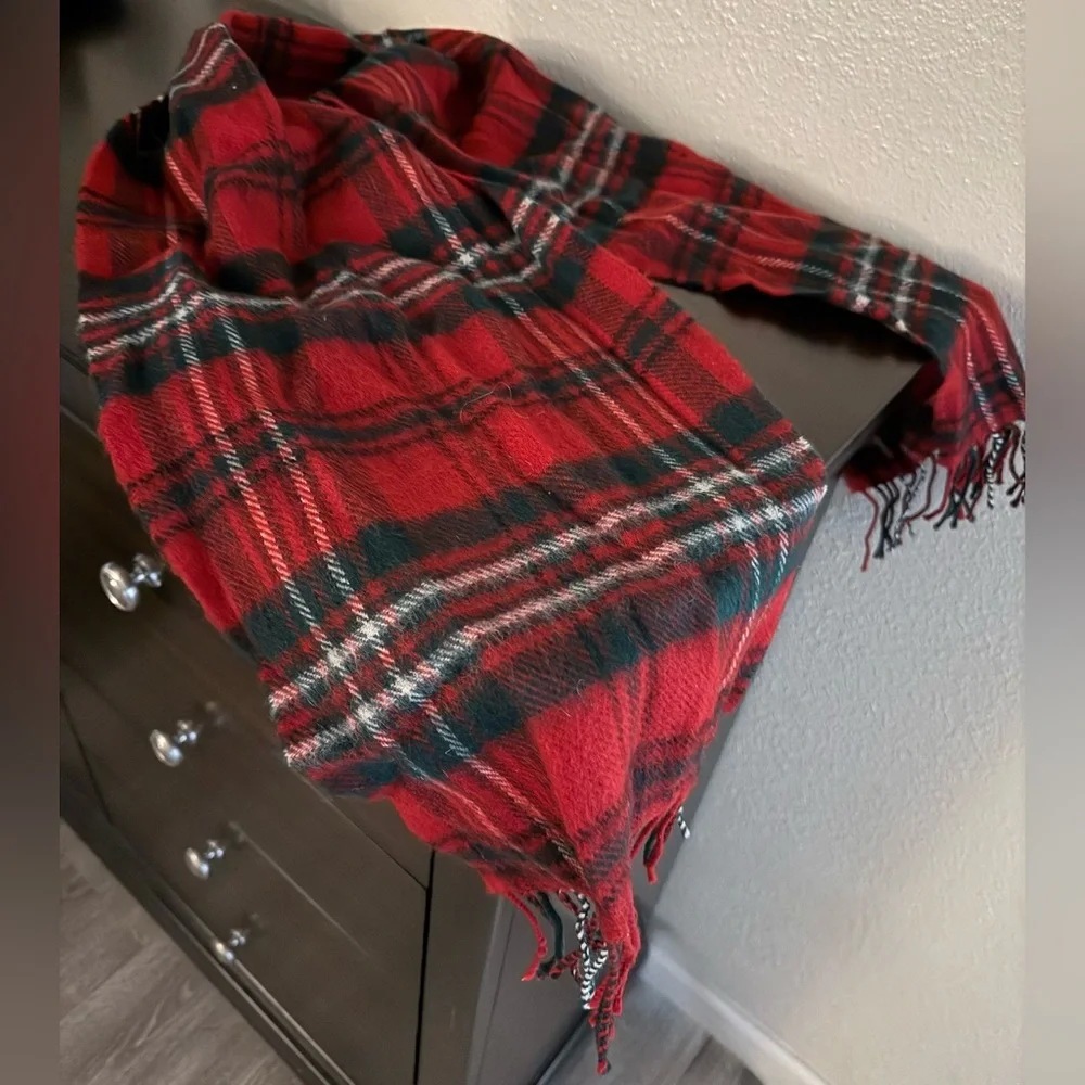 Lochcarron Scotland Wool Tartan Scarf Red Green Plaid Highlander Wrap Fringe